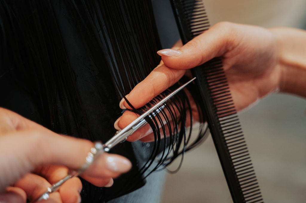Coupe de cheveux réalisée avec précision aux ciseaux