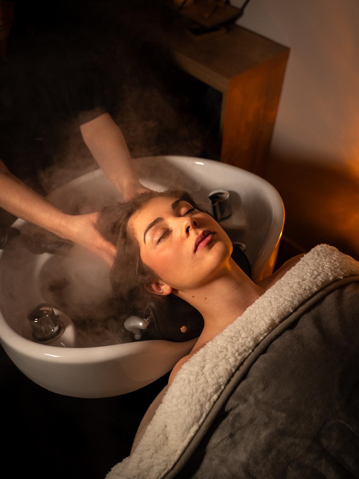 Massage et lavage du cuir chevelu