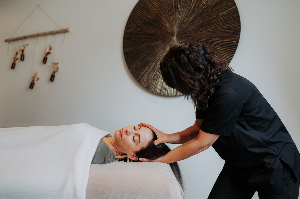 Massage Shiatsu crânien pendant un soin